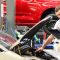 Kundendienst in einer Autowerkstatt - Mechaniker kontrolliert Fahrzeug
